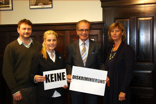 Michael Kern, Daniela Grabovac (Antidiskriminierungsstelle Steiermark), Bürgermeister Kurt Deutschmann, Andrea Keinrath (Integrationsbeauftragte Feldbach)