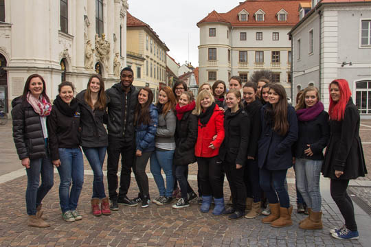 Antirassismus-Aktion in Graz: Sturm-Spieler Richard Sukuta-Pasu, mit LR Bettina Vollath, Daniela Grabovac (Antidiskriminierungsstelle Steiermark) und die SchülerInnen der HLW Sozialmanagement Caritas.