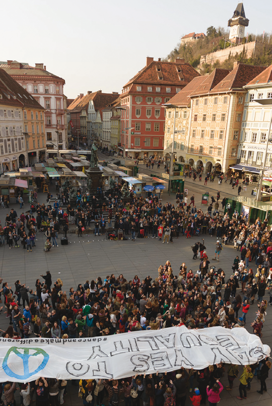 Mehr als 400 Menschen setzten beim Tanz-Flashmob ein starkes Zeichen gegen Rassismus und Diskriminierung